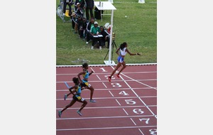CARIFTA - Méghane 3e derrière 2 reggae girls et devant 2 bahaméennes