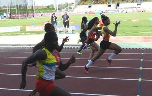 Albi 2015 - Victoire de Jessie en demi-finale du 100m CAF, 11s81