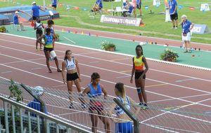 Albi 2015 - Première série du 4x100m JUF, les filles au couloir 5, Eléane en position au 200m