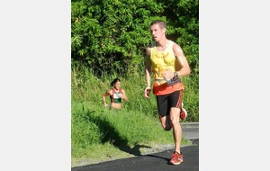 Foulées ASPTT - Paul à 50m de l'arrivée, talonné par Sabrina Ghandour (2e féminine)