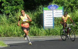 Foulées ASPTT - Naïm encouragé par bicycle coach