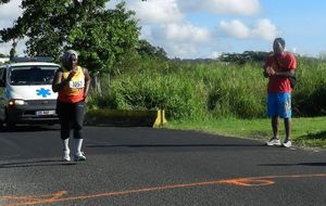 Foulées ASPTT - Nicole finit au courage (devant le supporter)