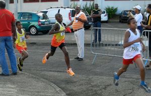 Championnats de cross 2012 - Les poussins à l'arrivée, Mario 5e et Dynjah 4e