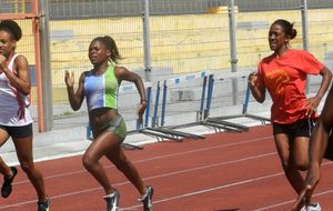 1er tour CARIFTA - 200m moins de 17ans - Jemina