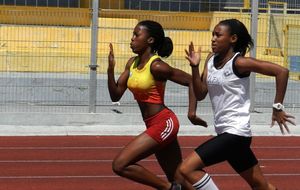 1er tour CARIFTA - 200m moins de 20ans - Lynda   