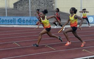 1er tour CARIFTA - 4x100 - Emeline pour Axelle   