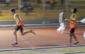 Finales CARIFTA - 4x400m - JJ pour Nico