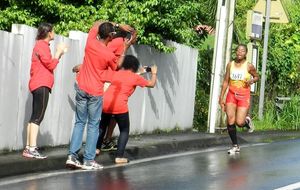 Souvenir 2013, les filles - Couloir !!! Aucun respect pour les athlètes