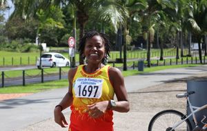 Souvenir 2013 - Yvelle, trésorière, dernière relayeuse, en première page du France-Antilles du lundi