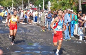 Souvenir 2013, les filles - Arrivée en même temps que le vainqueur hommes (DD du CP), bien ouèj pour la photo sur le France Antilles.