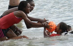 Stage Noël 2013 - 1h30 d'une sorte de rugby-basket pour terminer - Léa, Naïma, Stan