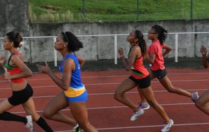 2e tour au Lorrain - Première avec les grandes pour la minime Cassandra (600m féminin et tout le virage au couloir 2 ;o) )