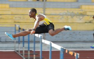 Finales à Louis Achille - Le guadeloupéen du stade lamentinois Wilhem Bélocian survole les haies sur 60m