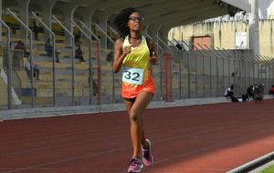 Finales à Louis Achille - Course pleine de panache pour la minime Cassandra sur 600m (1mn48)