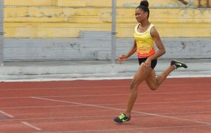 1er tour 01/03 - Jessie en série du 100m