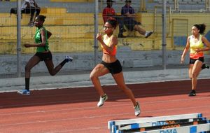 1er tour 01/03 - Audrey et Meïdy en série du 100m U18