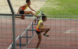 1er tour 01/03 - Jessie et Audrey, finale 100m haies U18