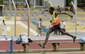 Meeting sélection CARIFTA - PB pour le minime Kéziah avec 12m93 (triple U18)