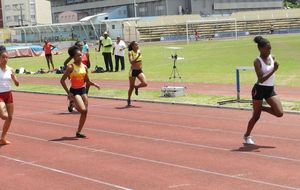 Meeting sélection CARIFTA - Finale du 200 U18, Jessie 2e derrière la championne de France indoor du 60 Axelle Lambert