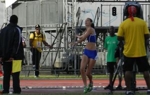 CARIFTA - Finale javelot U20 avec Eloïse Loussouarn sous l'oeil du head coach jamaïcain