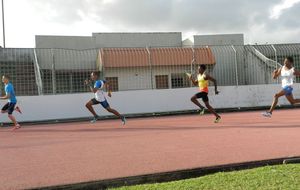 Meeting ASCFAC - 2 champions de France cadets sur 200m (Davy Richet d'athlé 91 à gauche et Ludgi Sillon au centre)