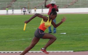 Meeting ASCFAC - Eléane au départ du 4x100 cadettes