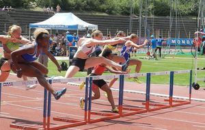 Valence 19 juillet - Demi du 100 haies juniors avec au premier plan la future championne guadeloupéenne Christie Lange (et Laetitia du Zénith qui s'arrête blessée à la première haie)