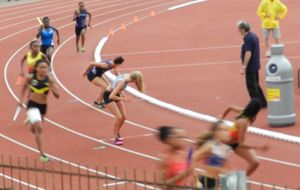 Valence 20 juillet - 3e série du 4x100m cadettes