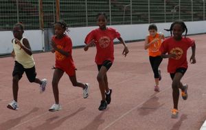 Animation EA PO Cigogne - Lindsay, Auriane et Célia au départ du 600m poussines