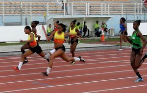 GP LMA - Finale du 100m féminin, la cadette Jessie devant la junior Audrey