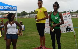 Meeting US Robert - Podium 100m haies CAF - Jessie devant Laetitia