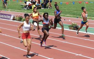 Albi 2015 - Audrey en série du 100m JUF. Emmanuelle Duval de la Gauloise au premier plan