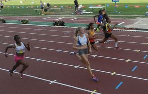 Albi 2015 - Jessie en tête au moins 60m se fait déposer sur la fin par la grande blonde lyonnaise Marine Mignon (qui fera doublé 100-200)