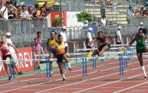 Albi 2015 - Série du 100m haies CAF. Jessie gagne devant la franciscaine Laeticia Bapté