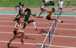 Albi 2015 - Demi-finale du 100m haies CAF. Victoire et PB en 13s64 pour une Jessie aérienne. Laeticia au couloir 5 passe aussi en finale