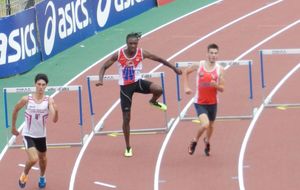 Albi 2015 - Etienne Maximin 4e de la finale du 400m haies junior (après avoir été médaillé l'an dernier chez les cadets)