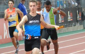 Albi 2015 - Primael Bourgeois conclut la belle moisson martiniquaise (10 podiums) en assurant la 3e place au 4x100 cadets de l'ASCFAC